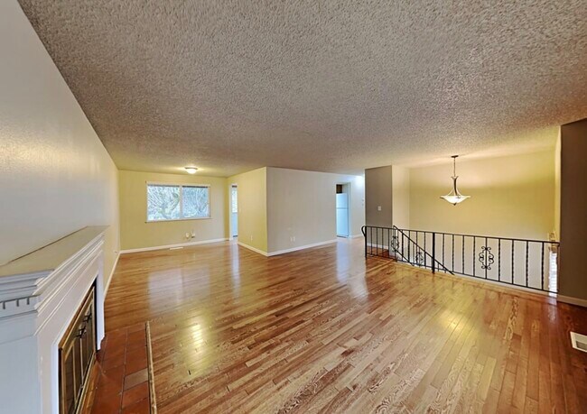 Building Photo - 3702 Mirror Lake Dr