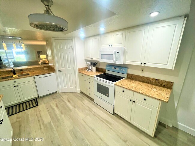 Foto del edificio - 606 Shorewood Dr