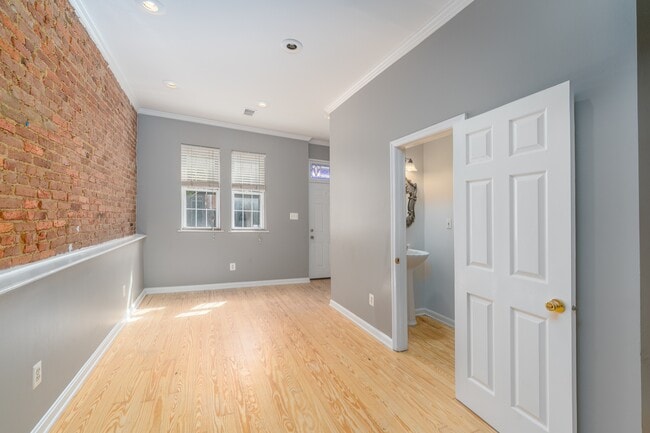 Building Photo - 926 S Hanover St