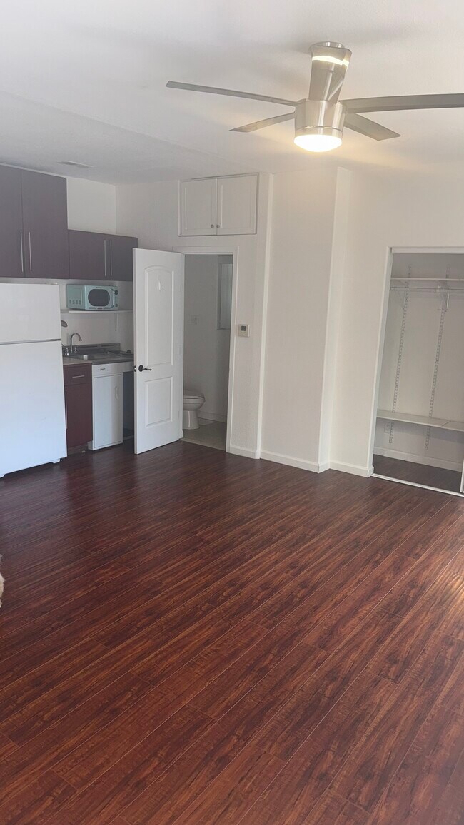 Foto del edificio - 6661 Lindenhurst Ave