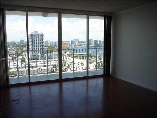 Foto del edificio - 7601 E Treasure Dr
