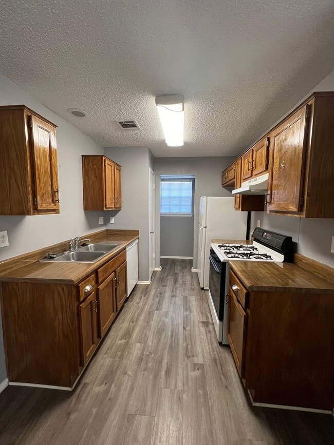 Building Photo - Two Bedroom Duplex with Garage and Covered...