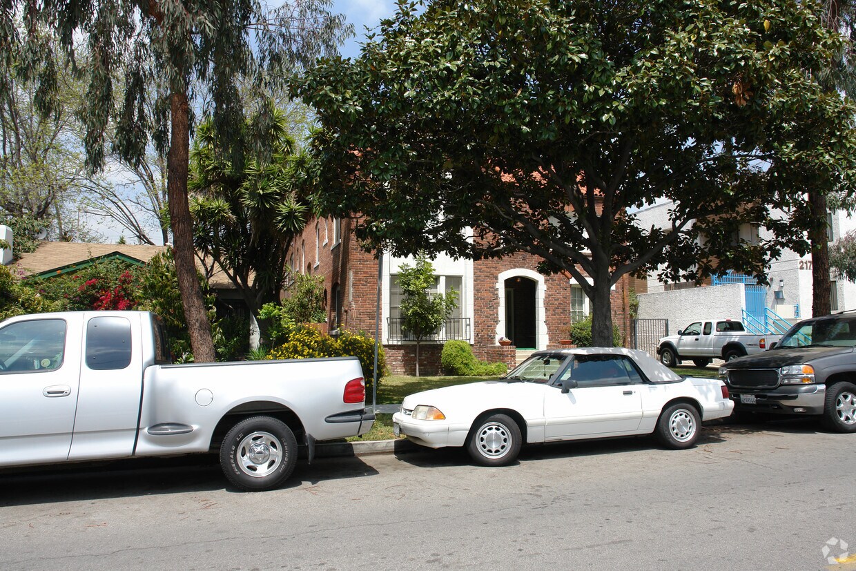 Building Photo - 213 E Acacia Ave