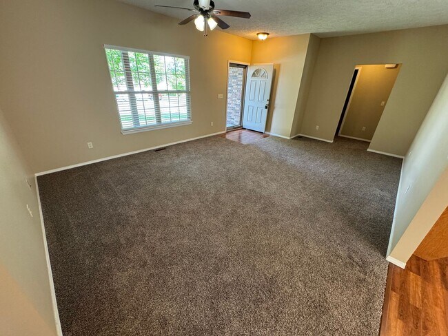Building Photo - Beautiful 3 bedroom 2 Bathroom Home locate...