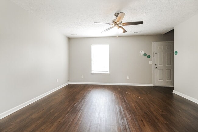 Building Photo - 1980 Old Castle Dr