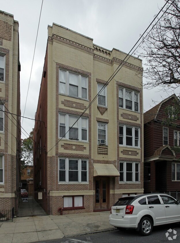 Primary Photo - 11 Rutgers Ave