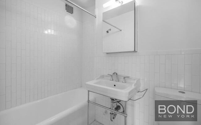 Building Photo - 160 W 71st St