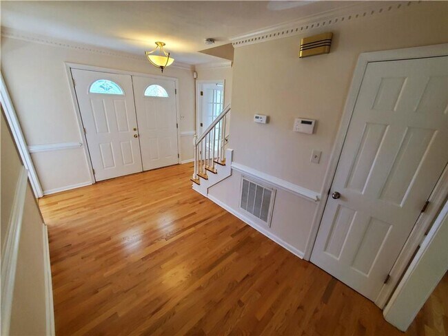Building Photo - Beautifully 5 bedroom home in Salem Woods ...