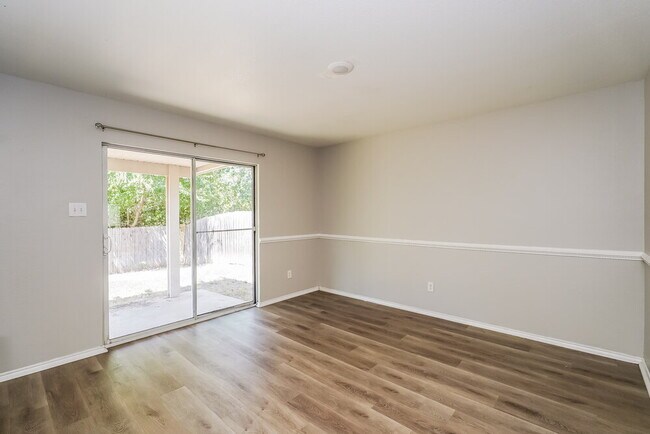 Foto del edificio - 8505 Shallow Creek Dr