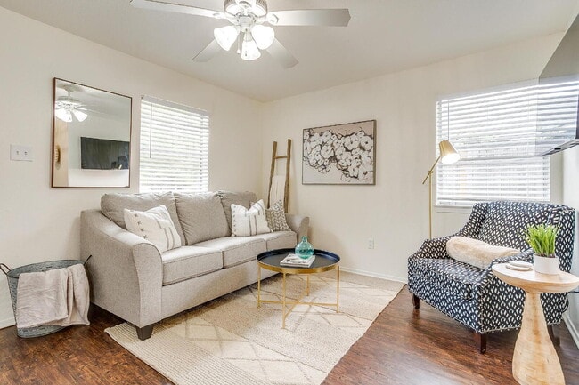 Building Photo - Charming 2-Bed Duplex in Heart of Fort Worth!