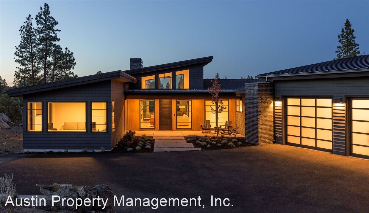 3 br, 4 bath House 61907 NW Hosmer Lake House Rental in Bend