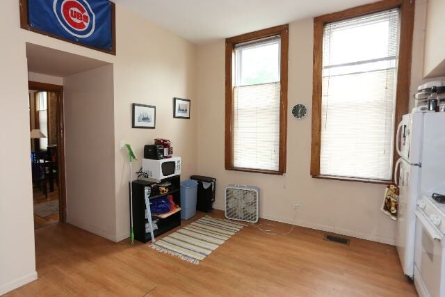 Building Photo - 2057 W Roscoe St