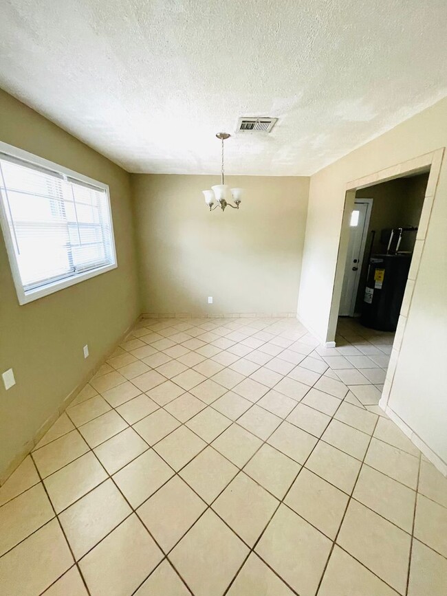 Building Photo - ** 3 bed 2 bath located by Frazer church *...