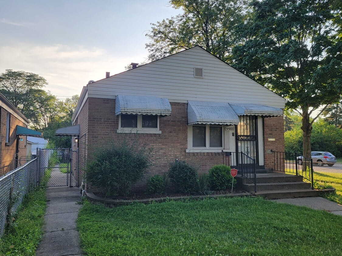 Primary Photo - 9900 S Paxton Ave