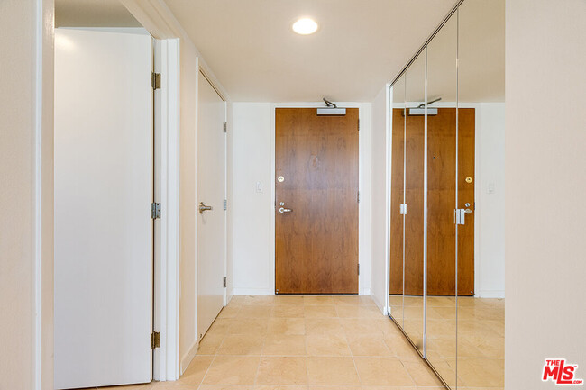Building Photo - 13700 Marina Pointe Dr