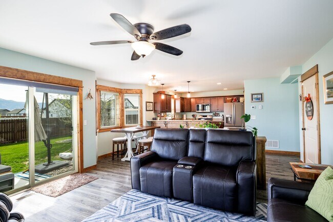 Foto del edificio - Beautiful home in Ryen Glenn with Fantasti...