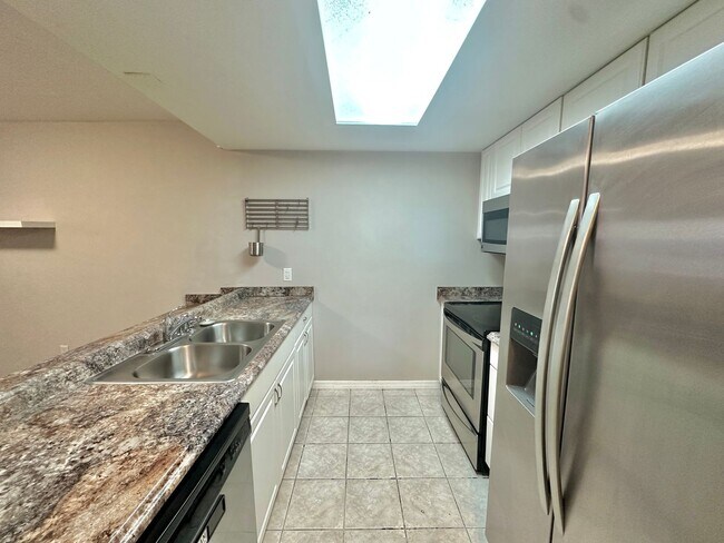 Foto del edificio - Spacious 2BR/2.5BA Townhome in Mill Run