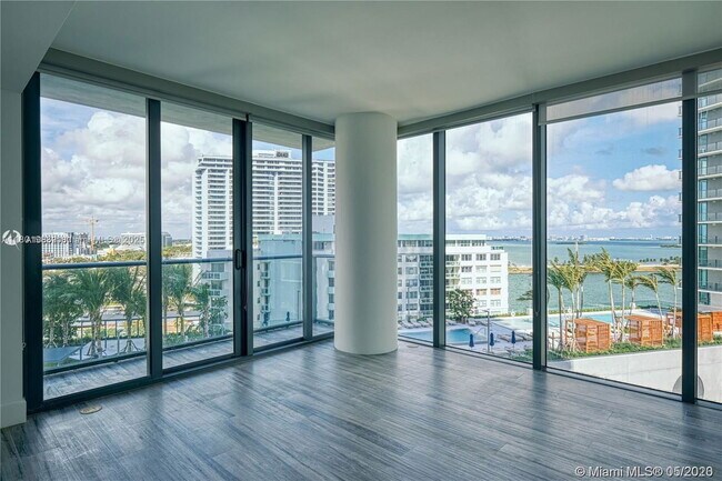 Foto del edificio - 650 NE 32nd St