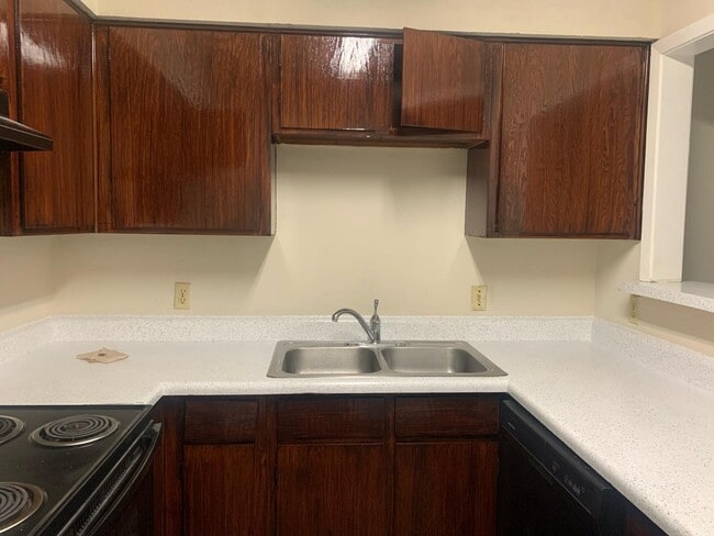 Building Photo - 420 Oakwood Ln