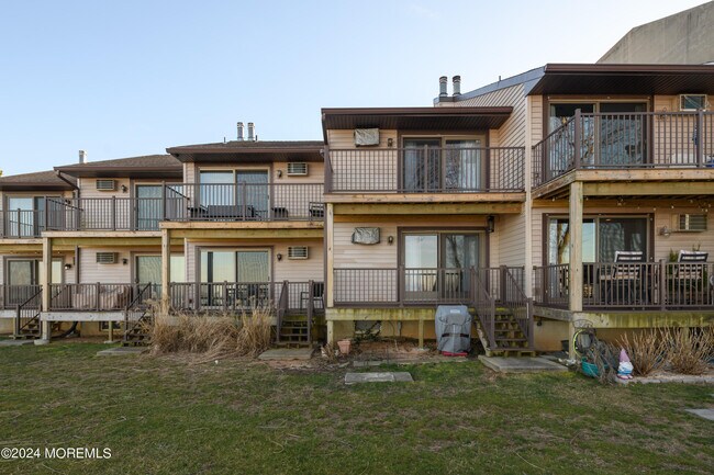 Building Photo - 164 Linden Ave