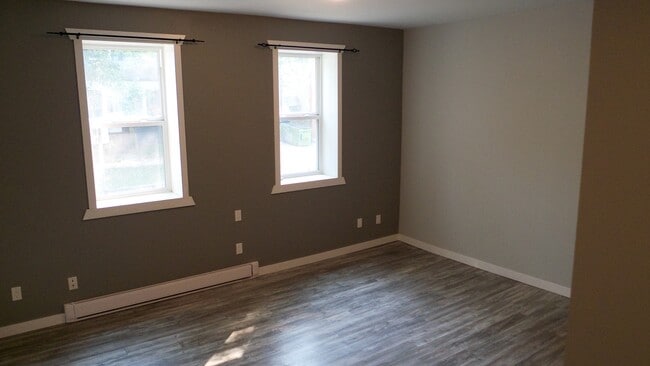 Building Photo - 154 Evanson St