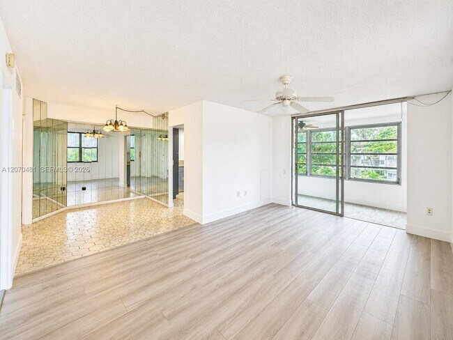 Foto del edificio - 9101 Lime Bay Blvd