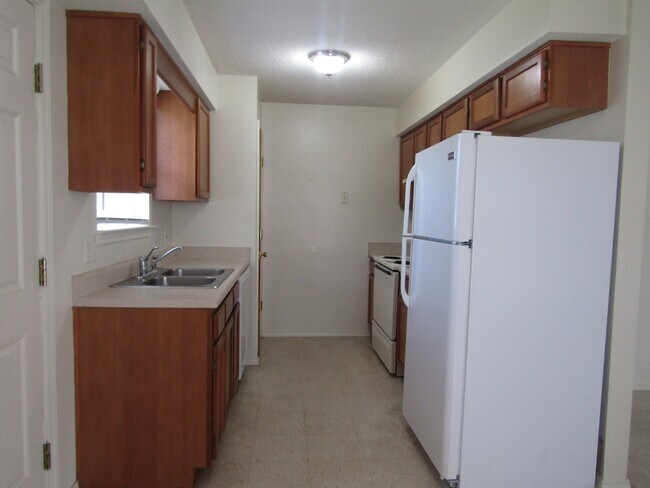 Building Photo - Southwest Pensacola 3BR/2BA Patio Home Ava...