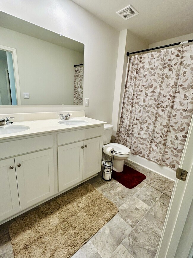 Segundo baño completo - 2.ª planta - 373 Stoneybrook Dr