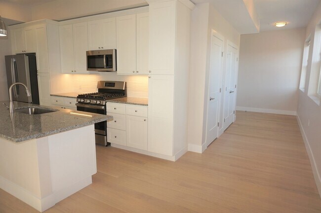 Building Photo - 99 Moody St