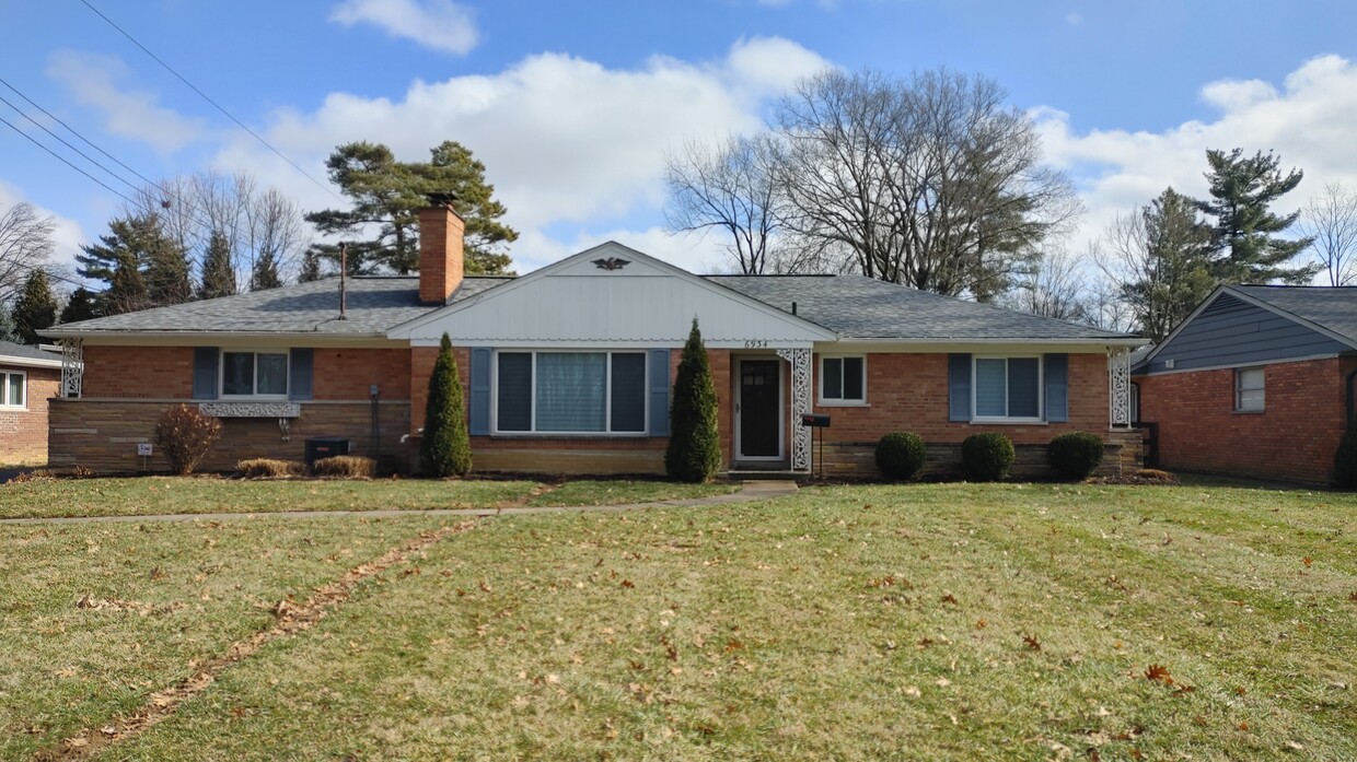 Front view and front yard - 6934 Winding Way