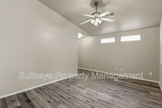 Building Photo - 310 E Payton St