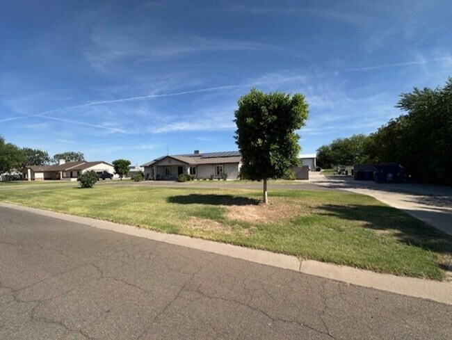 Building Photo - NO HOA, PLUS PARKING FOR MULTIPLE VEHICLES...