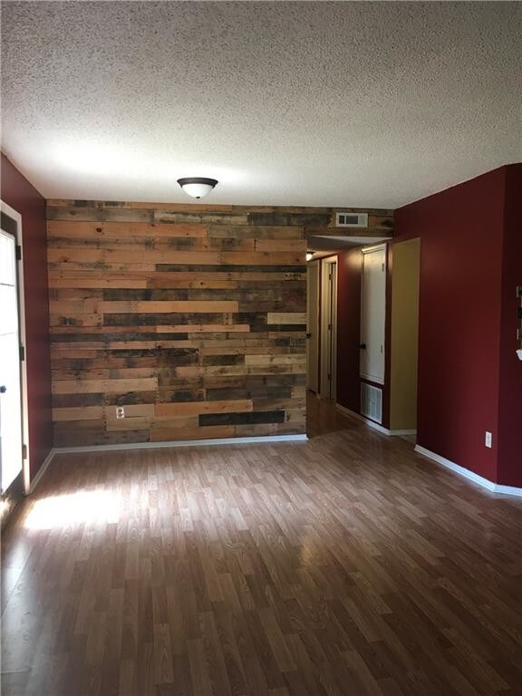 Building Photo - 1360 Walnut Pl