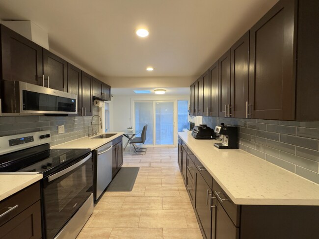 Building Photo - 723 N 184th St
