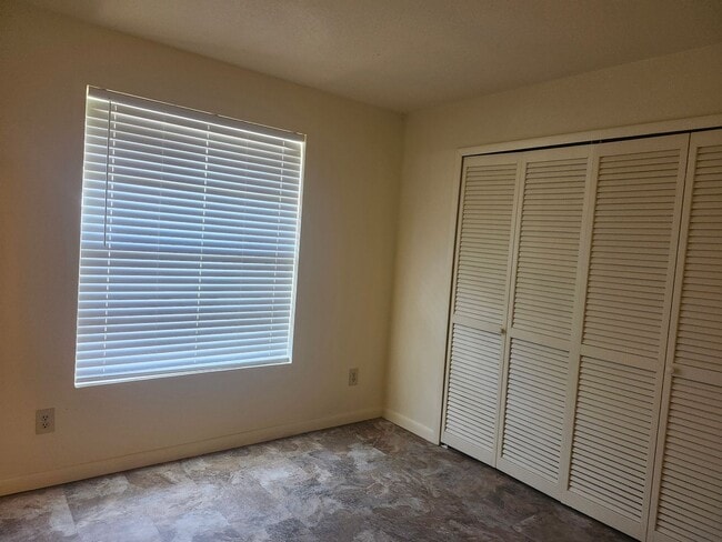 Building Photo - 2 bed 1 bath San Carlos Park