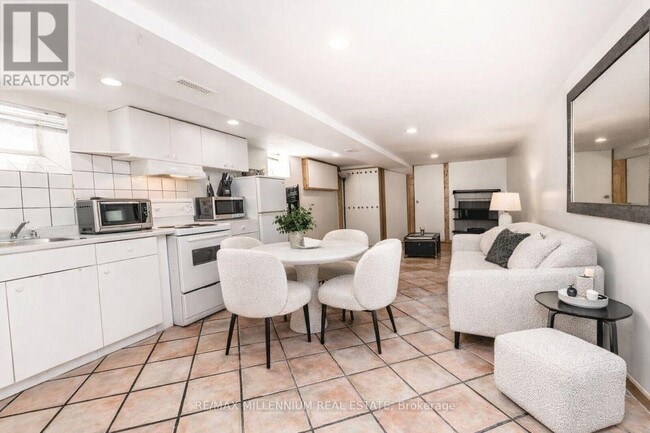 Building Photo - 533 Beresford Ave