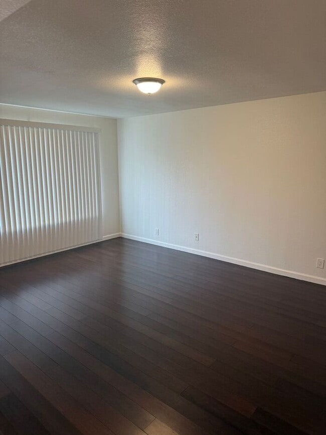 Building Photo - Beautiful 4 Bedroom 2 Bath House