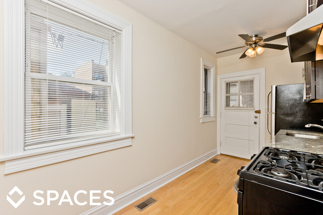 Building Photo - 3620 N Marshfield Ave