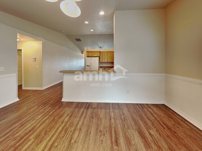 Foto del edificio - 544 N Locust Ave