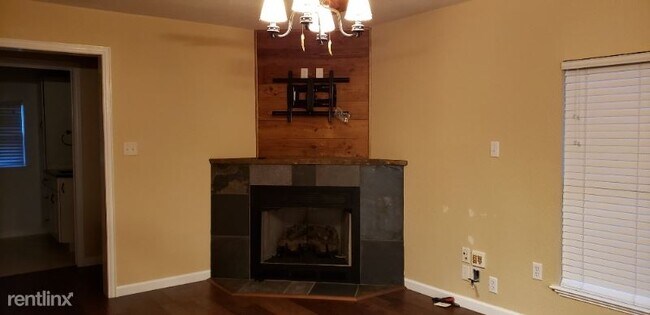 Building Photo - 2 br, 1 bath House - 1080 E. US Hwy 69