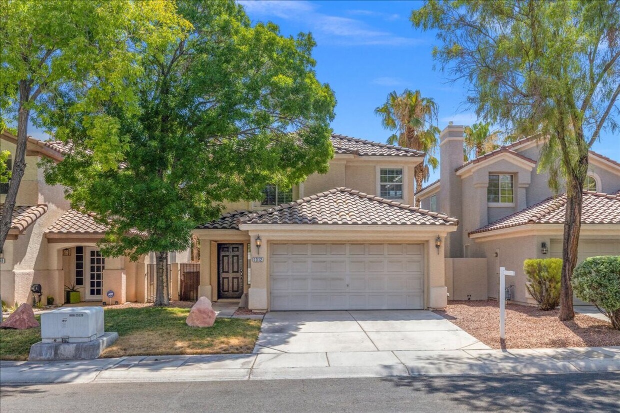 Foto principal - Gorgeous 4 Bedroom Home with Modern Feel i...