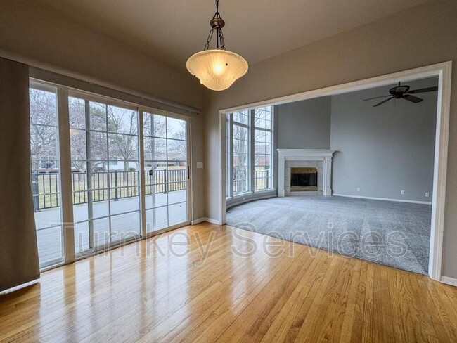 Foto del edificio - 717 Villa Plaza