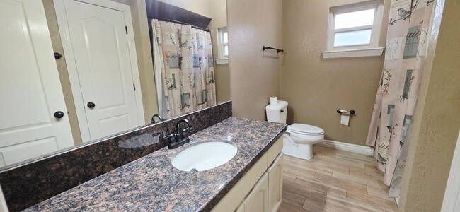 Building Photo - Stunning 3 bedroom, 2 bath home in West El Paso!