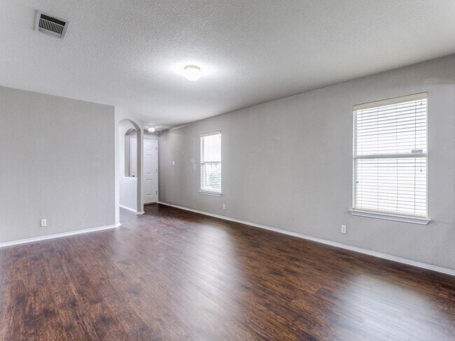Building Photo - 105 Loryn Dr