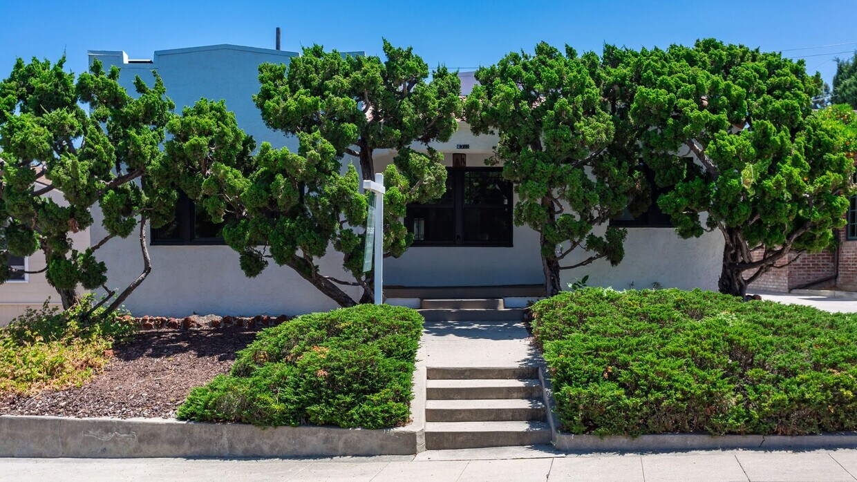Primary Photo - Beautiful Home in Kensington!