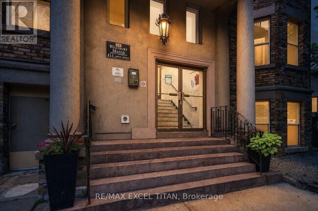 Building Photo - 414 Jarvis St
