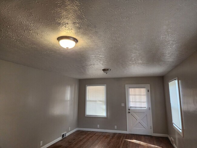 Foto del edificio - 4 bedroom 2 bath w/2 car detached garage
