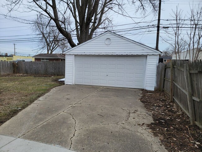 Foto del edificio - Beautiful 3 Bedroom 1 Bathroom Home in Red...