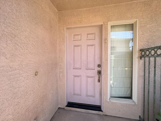 Building Photo - Spacious remodeled three-story townhome in...