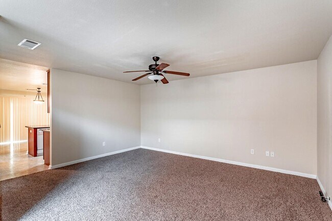 Sala de estar - 1765 Laurel Avenue